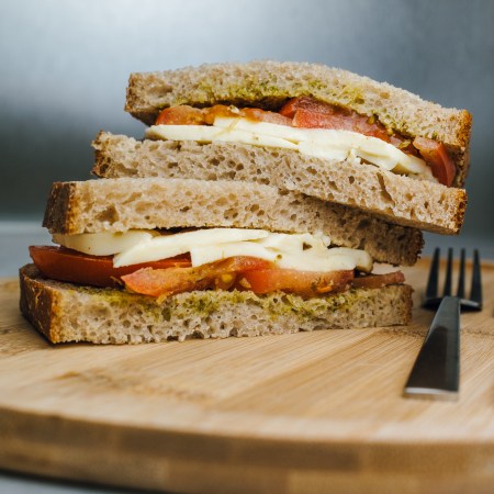 Le toastie pesto tomate mozza