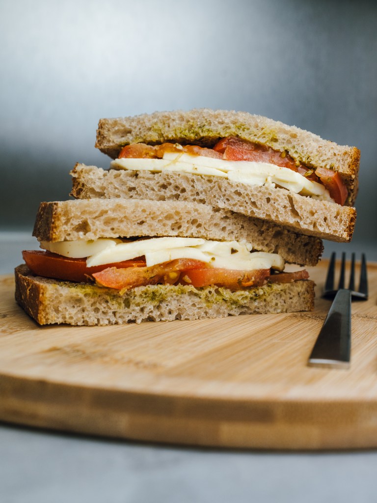 Le toastie pesto tomate mozza