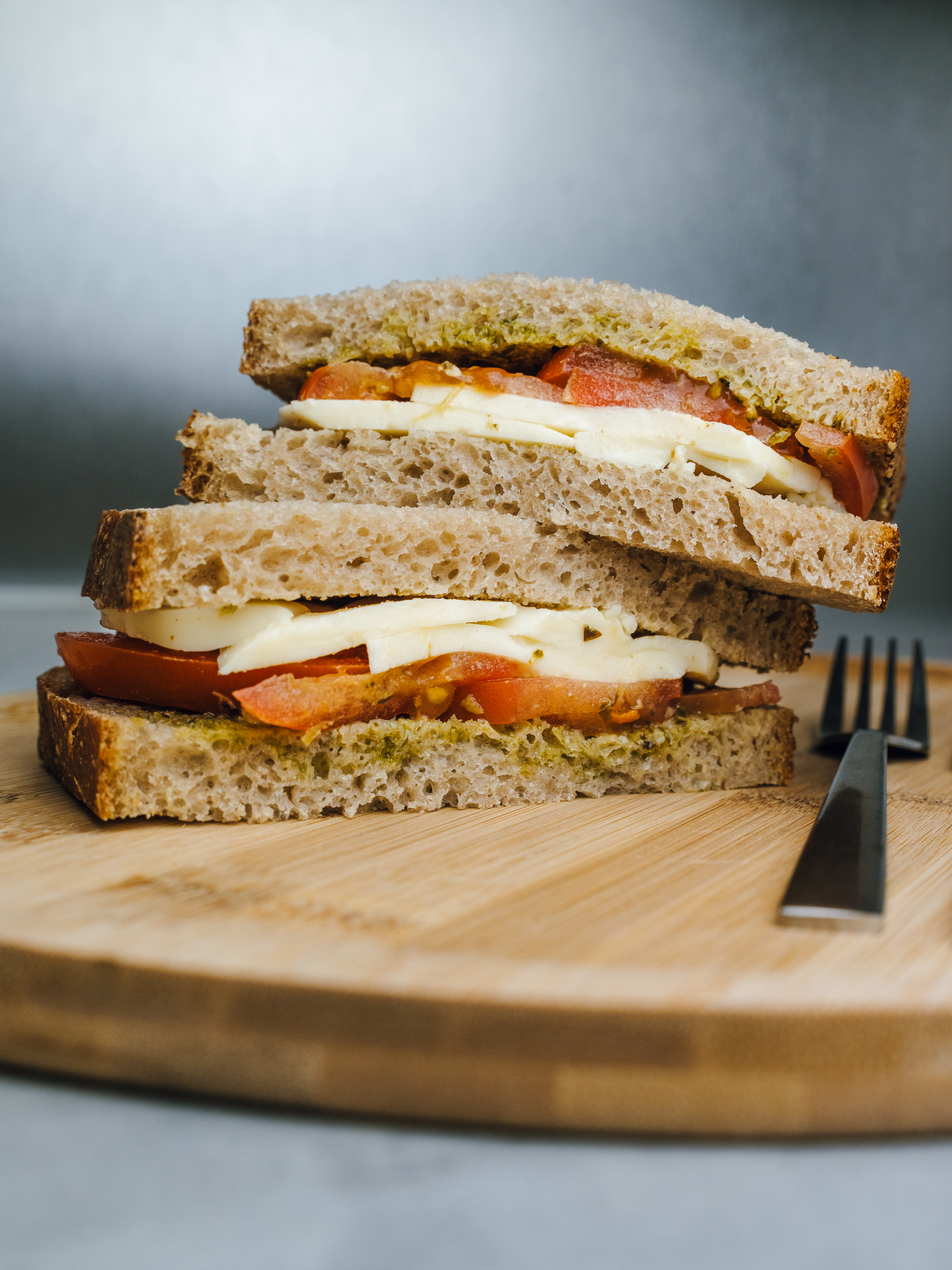Le toastie pesto tomate mozza – Image 1